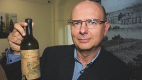 Ředitel muzea Jaromír Bartoš (40) ukazuje vzácnou, přes sto let starou láhev s minerálkou.