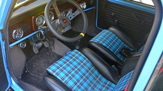 Sloupek volantu je v mini dost šikmý, takže volant je na plocho trochu jako v dodávce. S tím ale typický uživatel počítá a nijak to v praxi nevadí. Sloupek volantu je v mini dost šikmý, takže volant je na plocho trochu jako v dodávce. S tím ale typický uživatel počítá a nijak to v praxi nevadí.