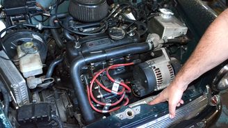 Dvoubodové vstřikování přineslo také chladič klasicky před motorem za maskou Dvoubodové vstřikování přineslo také chladič klasicky před motorem za maskou