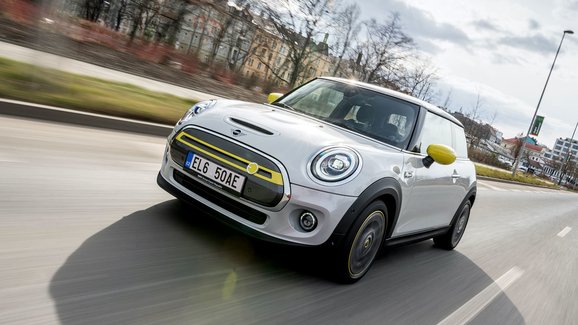 Mini Cooper SE vstupuje na český trh. Také jako elektromobil jezdí jako motokára