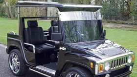 Vůz Mini Hummer je sice určený především na golfová hřiště, v Anglii se ale stává oblíbeným i v běžném provozu