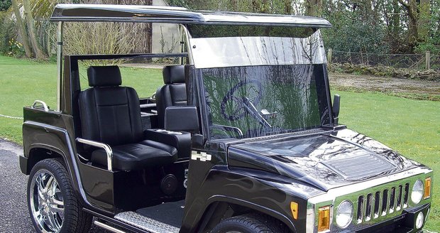 Vůz Mini Hummer je sice určený především na golfová hřiště, v Anglii se ale stává oblíbeným i v běžném provozu