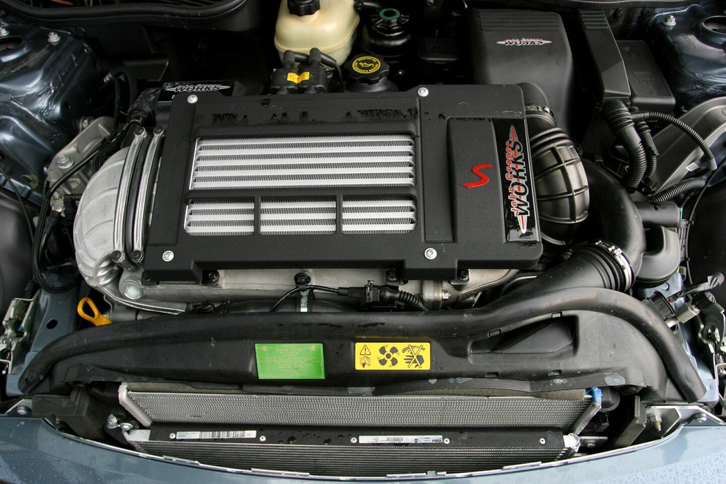 Chladič stlačeného vzduchu modelů Cooper S je umístěn vždy nad motorem. U vzácných verzí JCW a GT je větší a kvůli výměně svíček jej musíte vyndat.