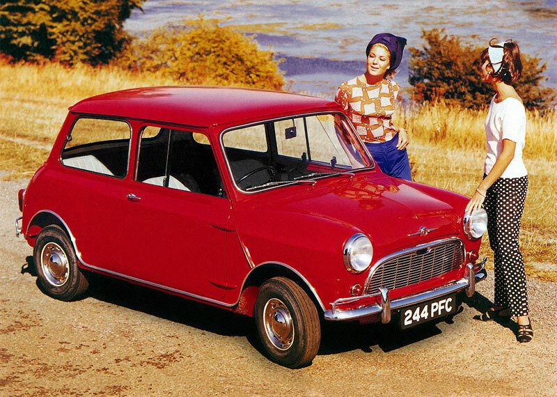 Designový odkaz starého Mini z let 1959 až 2000 je jasný. Na bantamových kolečkách a s pouhými silentbloky místo per jezdilo také jako motokára.