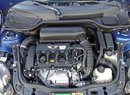 Dynamický Cooper S (či ještě ostřejší JCW) tu už neměl kompresorový 1.6 Tritec, ale turbomotor 1.6 THP z kooperace BMW/PSA. Tuto starší verzi N14 prozrazují obnažené „husí krky“ k zapalovacím cívkám, u novějších N18 jsou schované pod krytem.