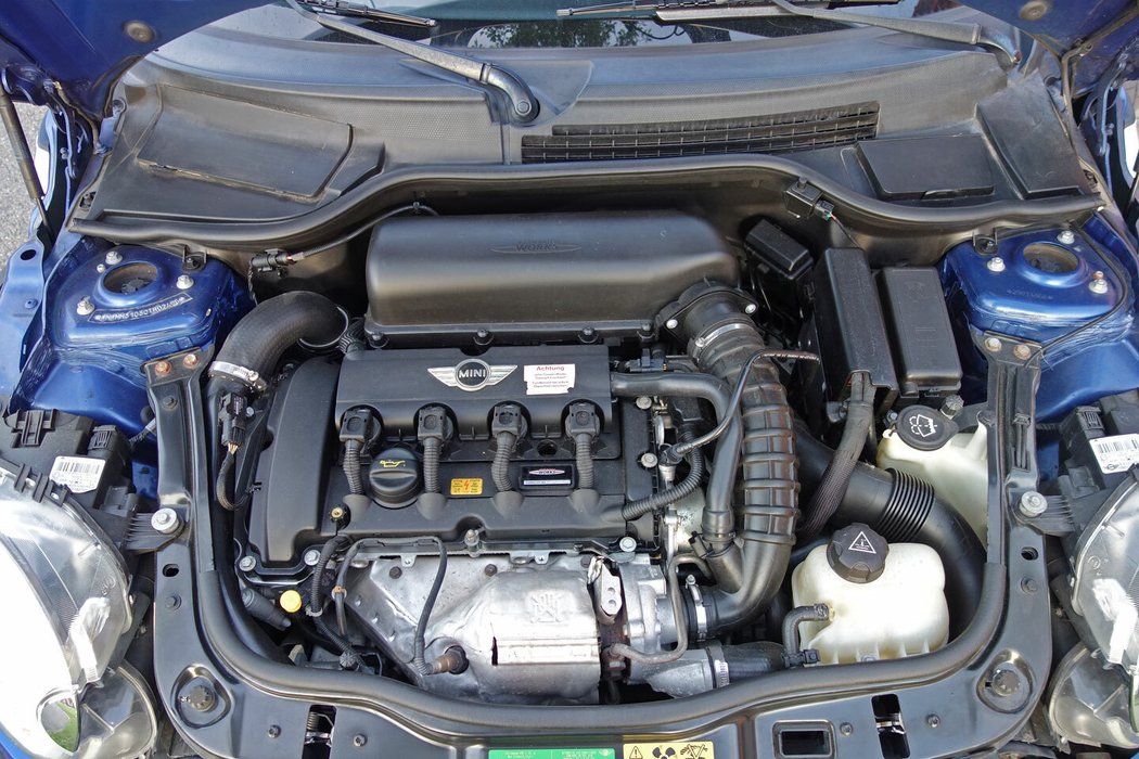 Dynamický Cooper S (či ještě ostřejší JCW) tu už neměl kompresorový 1.6 Tritec, ale turbomotor 1.6 THP z kooperace BMW/PSA. Tuto starší verzi N14 prozrazují obnažené „husí krky“ k zapalovacím cívkám, u novějších N18 jsou schované pod krytem.