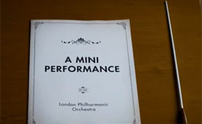 Video: Mini hrají britskou hymnu