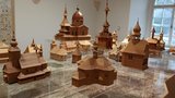 Tisíce hodin s pinzetou: Jan (80) staví dřevěné miniatury kostelíků a zvoniček