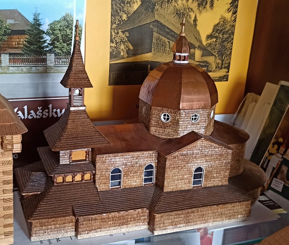 Kapličku, která stojí na Radhošti, vyrobil pan Jan z osikového dřeva. Střechu má měděnou jako skutečná stavba.
