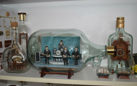 Do lahve poskládal také svoji milovanou kapelu Beatles. A vejdou se mu do ní i kukačky.