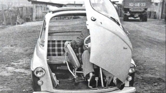 Dovnitř se vstupovalo čelem, podobně jako do BMW Isetta. Přístup k zadním sedadlům vznikl po odklopení sedačky spolujezdce
