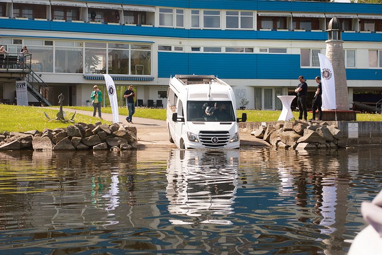 Délka Enjoy Sprinter je 7,2 m, šířka 2,36 m a výtlak 5,6 tuny. Max. rychlost s omezovačem je nastavena na 90 km/h