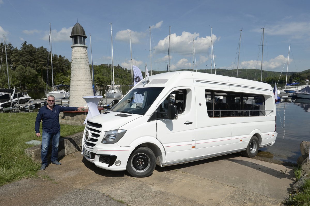 Minibus můžete potkat i na silnici. Pojede ale maximálně 90 km/h.