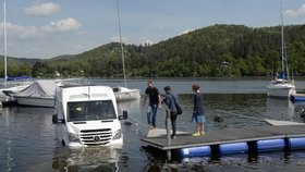 Na Slapech je průměrná hloubka 20 metrů, minibusu to ale vůbec nevadí.