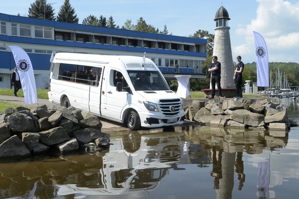 Minibus se ponoří do 85 centimetrů.