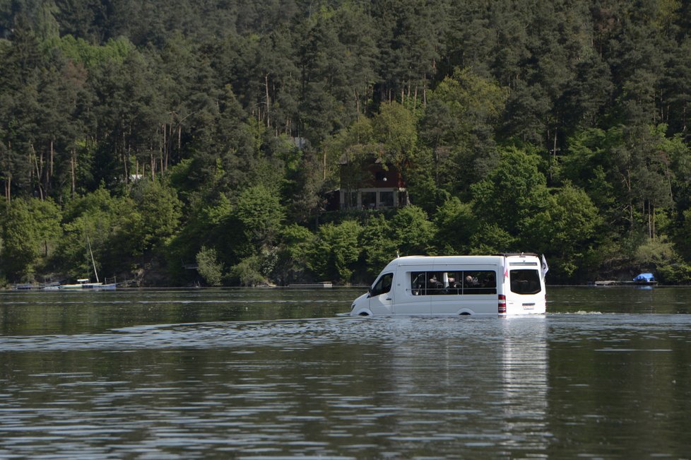 Minibus se ponoří do 85 centimetrů.