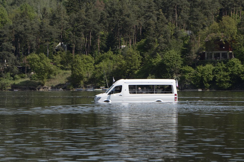 Minibus se ponoří do 85 centimetrů.