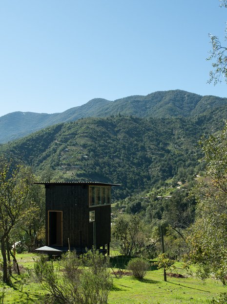 Celkem 15 metrů čtverečních prostoru nabízí tento malý domek, který se nachází v Chile. Pochází z roku 2014 a za jeho návrhem stojí studio DRAA
