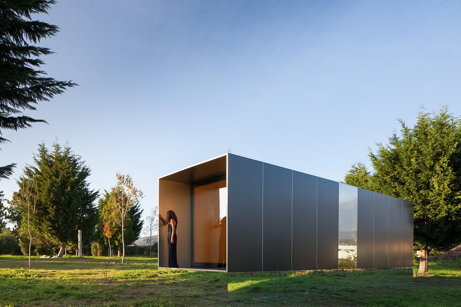 Tento dům o rozloze 27 metrů čtverečních provází především jednoduchost a čistota. Nachází se v Portugalsku a v roce 2015 jej zrealizovalo studio MIMA Architects