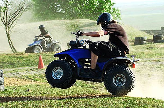 Zažijte úžasnou víkendovou zábavu s přáteli na golfu, paintballu či čtyřkolce Zažijte úžasnou víkendovou zábavu s přáteli na golfu, paintballu či čtyřkolce