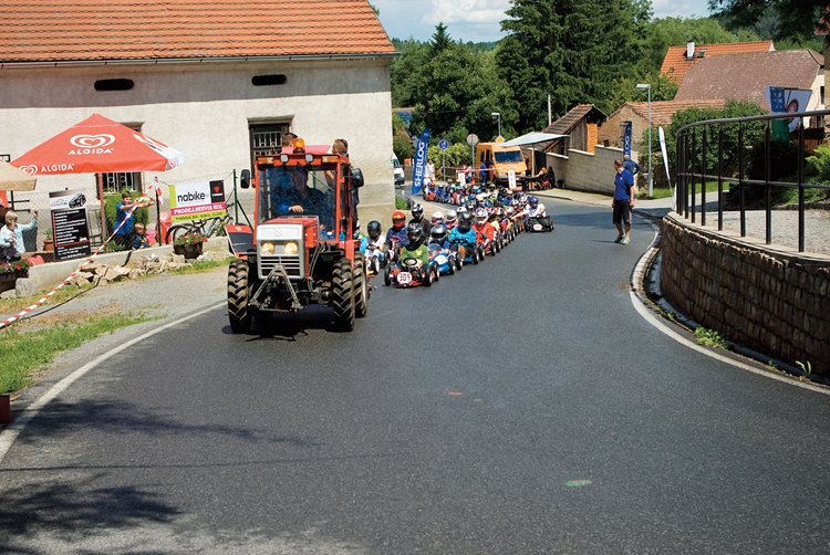 Minikára vypadá jako malá formule, ale jezdí jenom z kopce