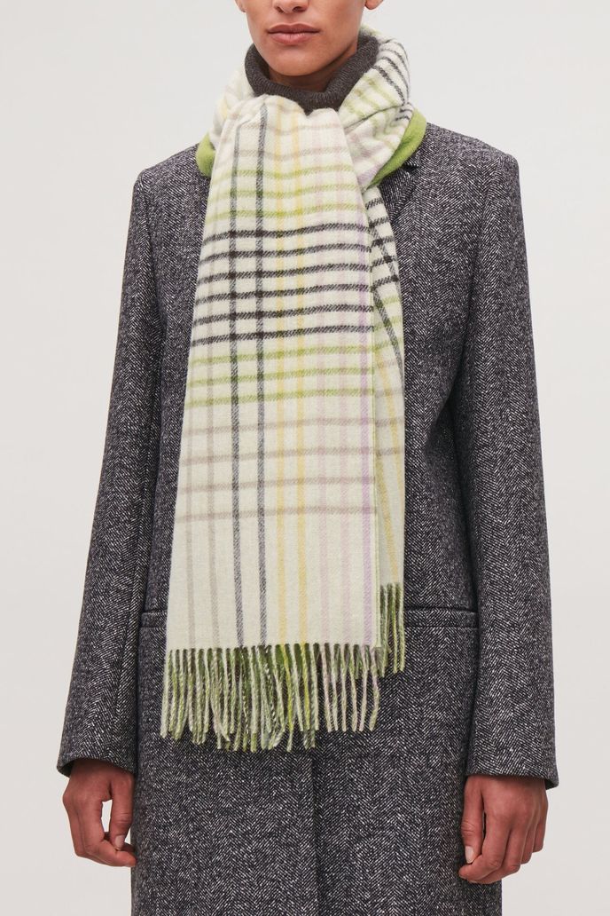 Šála, COS, 69 eur, www.cosstore.com Šála, COS, 69 eur, www.cosstore.com