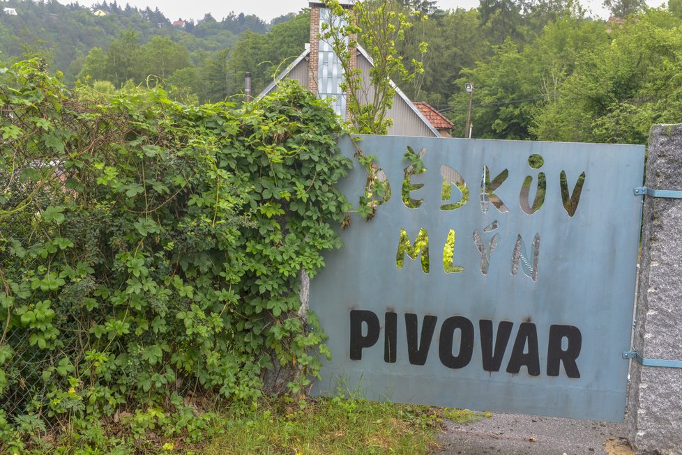 Minipivovar Dědkův mlýn leží na povodí Loděnice, kousek od Unhoště. Kvalitou piva i přístupem už si za krátký čas své existence vysloužil pozornost.