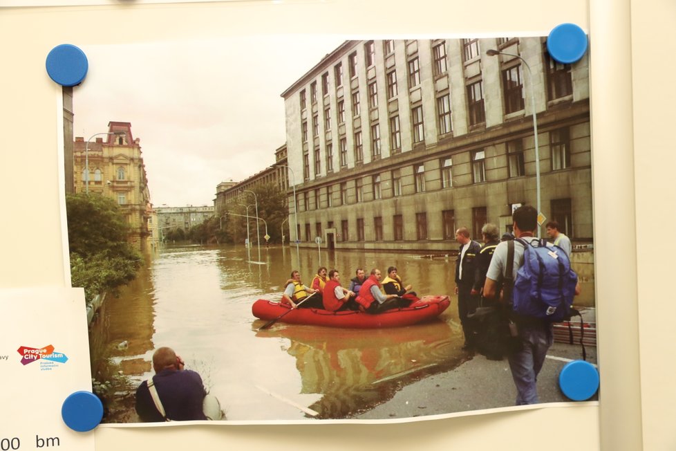 V roce 2002 zatopily suterén ministerstva povodně, vše, co tu bylo, poničily nebo úplně zlikvidovaly.