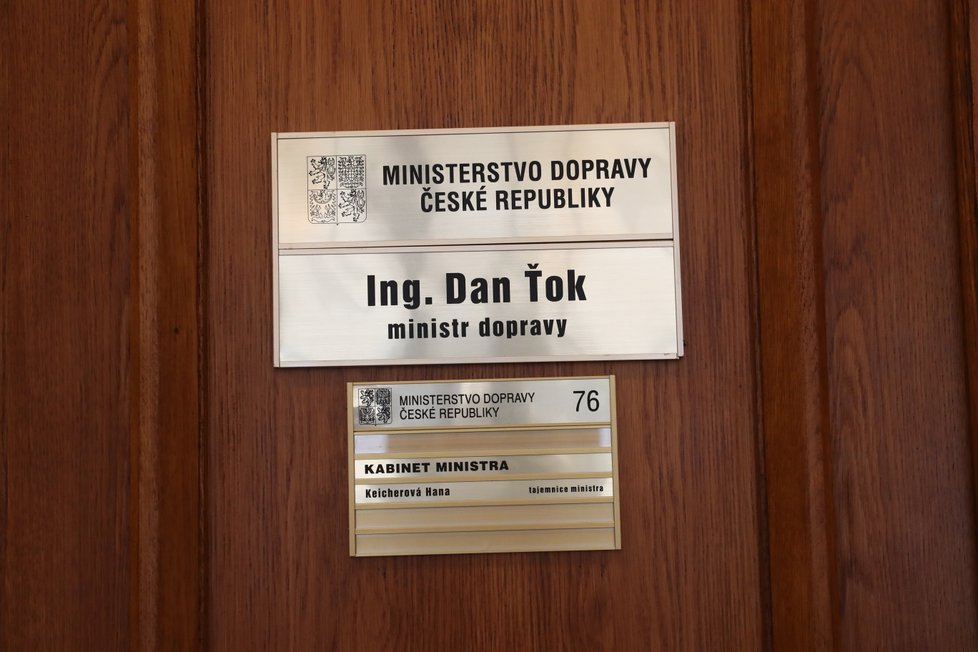 Ministerstvu dopravy v době natáčení vládl Dan Ťok (za ANO), někdejší šéf firmy Skanska.