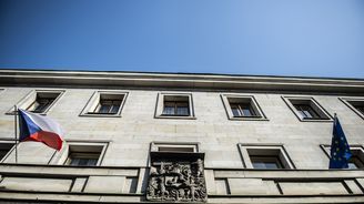 Nejdražší půjčka Česka od milénia. Stát její úročení zavěsil na ČNB, ta může dluh zlevnit 