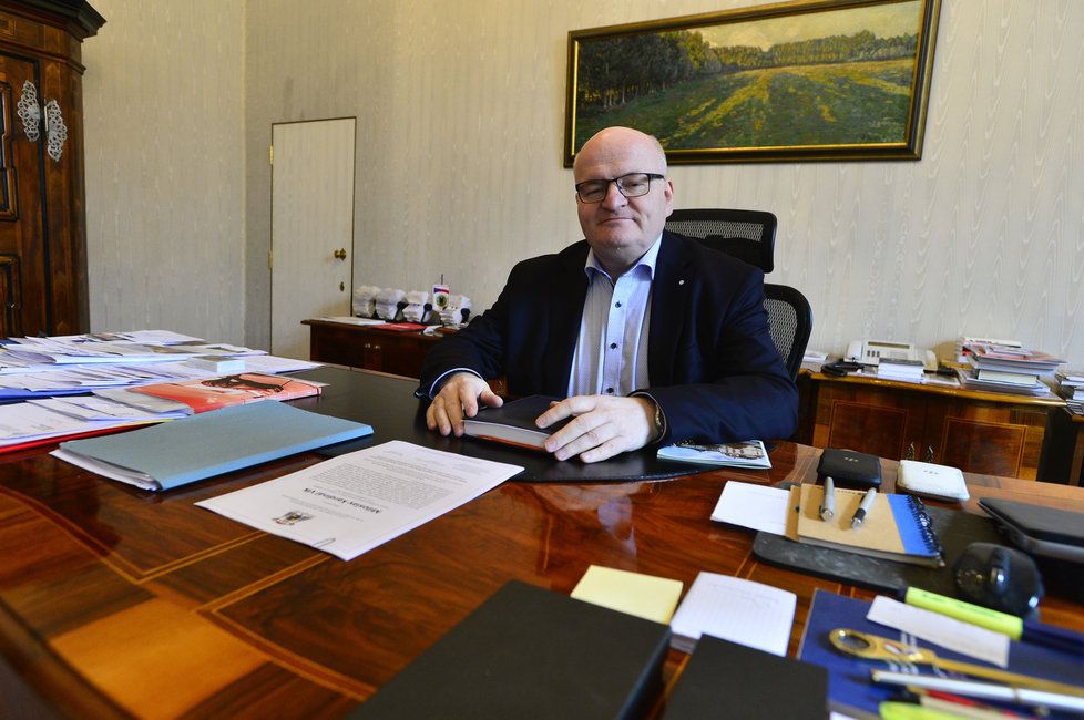 Ministr kultury Daniel Herman (KDU-ČSL) úřaduje z ložnice Nostického paláce. Pracovní stůl má na místě, kde stála postel.