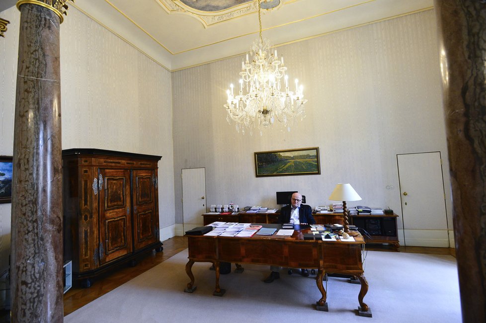Ministr kultury Daniel Herman (KDU-ČSL) úřaduje z ložnice Nostického paláce. Pracovní stůl má na místě, kde stála postel.