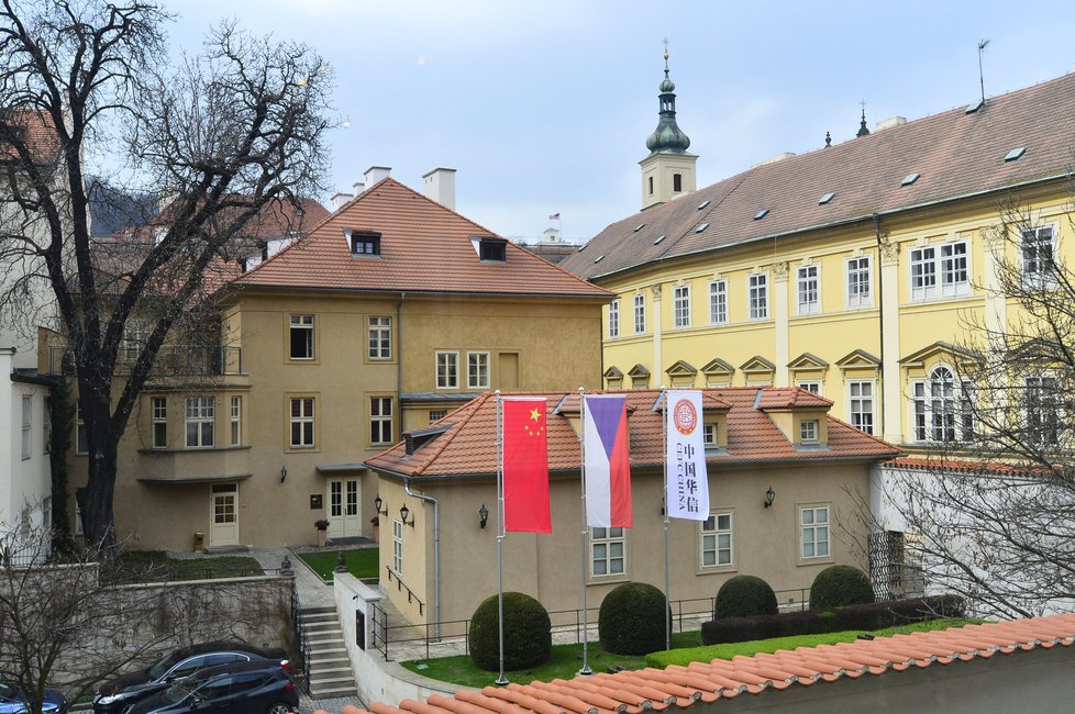 Ministr kultury Daniel Herman (KDU-ČSL) úřaduje z ložnice Nostického paláce. Výhled mu kazí pohled na hotel, který koupila čínská CEFC a vyvěsila tak ministrovi, kritizovanému za setkání s dalajlámou, pod okny čínské vlajky. Provokace?