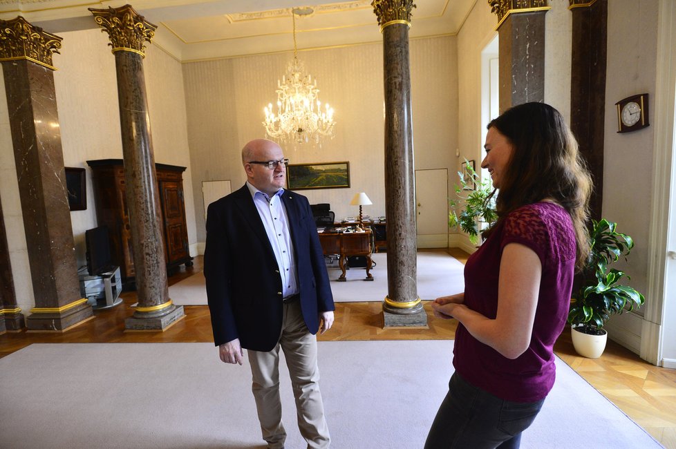 Ministr kultury Daniel Herman (KDU-ČSL) úřaduje z ložnice Nostického paláce. Pracovní stůl má na místě, kde stála postel.