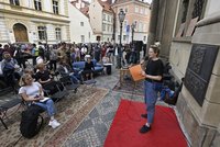 „Nerespekt a mikroagrese.“ Umělci protestovali před ministerstvem kultury, chtějí status umělce