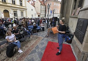 Kulturní profesionálové demonstrovali před ministerstvem kultury v Praze za zavedení statusu umělce a umělkyně do české legislativy, 5. června 2023.