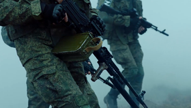 „Buď chlap!“ láká ruské náborové video ruského ministerstva obrany.