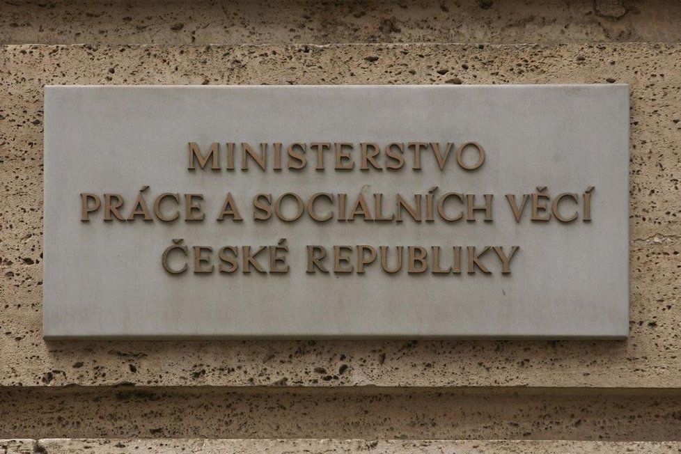 Ministerstvo práce a sociálních věcí se přihlásilo do trestního řízení jako další poškozený.