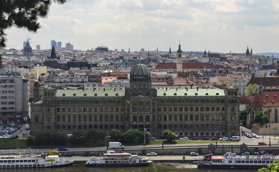 Ministerstvo průmyslu a obchodu sídlí na nábřeží Vltavy.