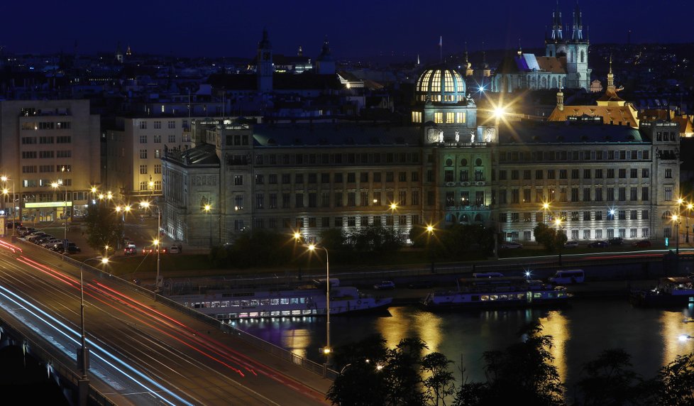 Kopule ministerstva průmyslu a obchodu svítí celou noc nejen zvenku, ale také zevnitř.