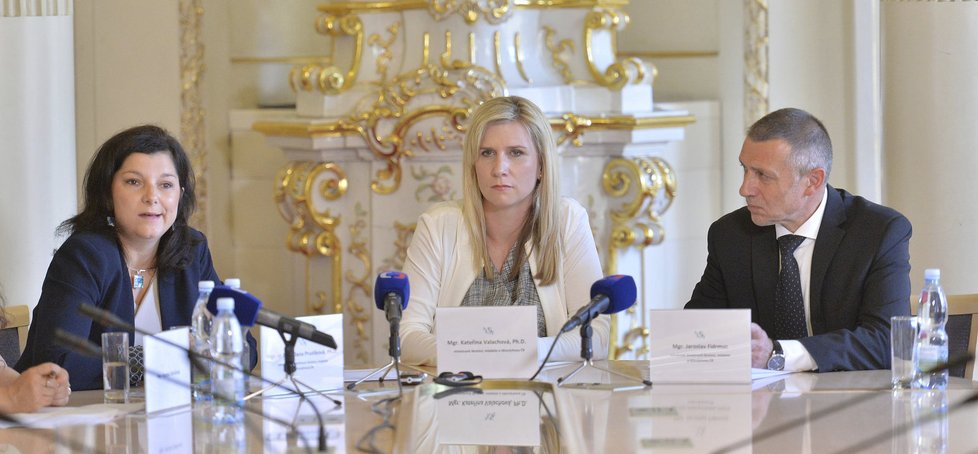 Ministryně školství Kateřina Valachová (uprostřed) představila nové vedení rezortu.