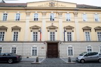 Zatčený úředník z ministerstva školství: Obvinění ze znásilnění i vydírání!