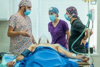 Brno vyměnili za Lvov: Lékaři na Ukrajině operují těžce raněné