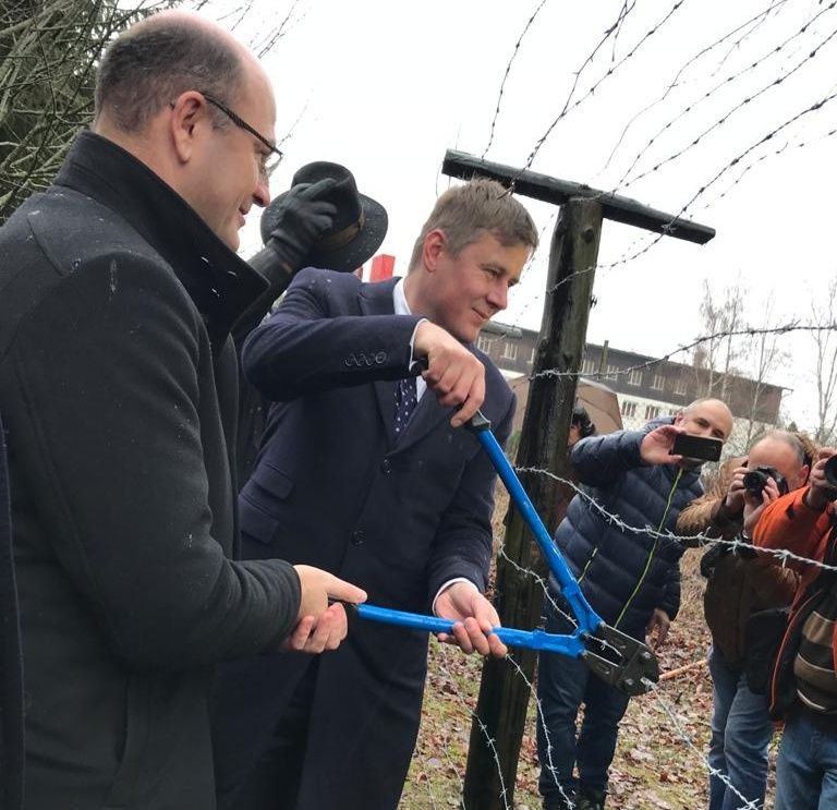 Ministr zahraničí Tomáš Petříček si s bavorským ministrem financí Albertem Fürackerem připomněl výročí přestřižení ostnatých drátů v Rozvadově.