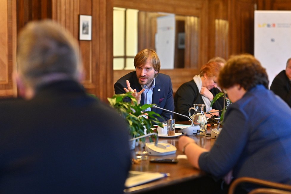 V souvislosti s šířením nákazy koronavirem na ministerstvu zdravotnictví jednal krizový štáb pod vedením premiéra Andreje Babiše.