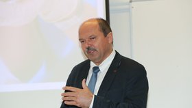 Ministr zemědělství v demisi Jiří Milek přednášel studentům na VŠE. Poté prozradil, jak to bylo s Čejkovou.