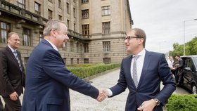 Ministr dopravy Dan Ťok (druhý zleva) se 28. srpna v Praze setkal s německým protějškem Alexanderem Dobrindtem (vpravo).