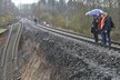 Ministr dopravy Dan Ťok si 16. dubna 2018 prohlédl železniční trať u Dalovic na Karlovarsku, kterou poškodil sesuv půdy pod kolejemi.