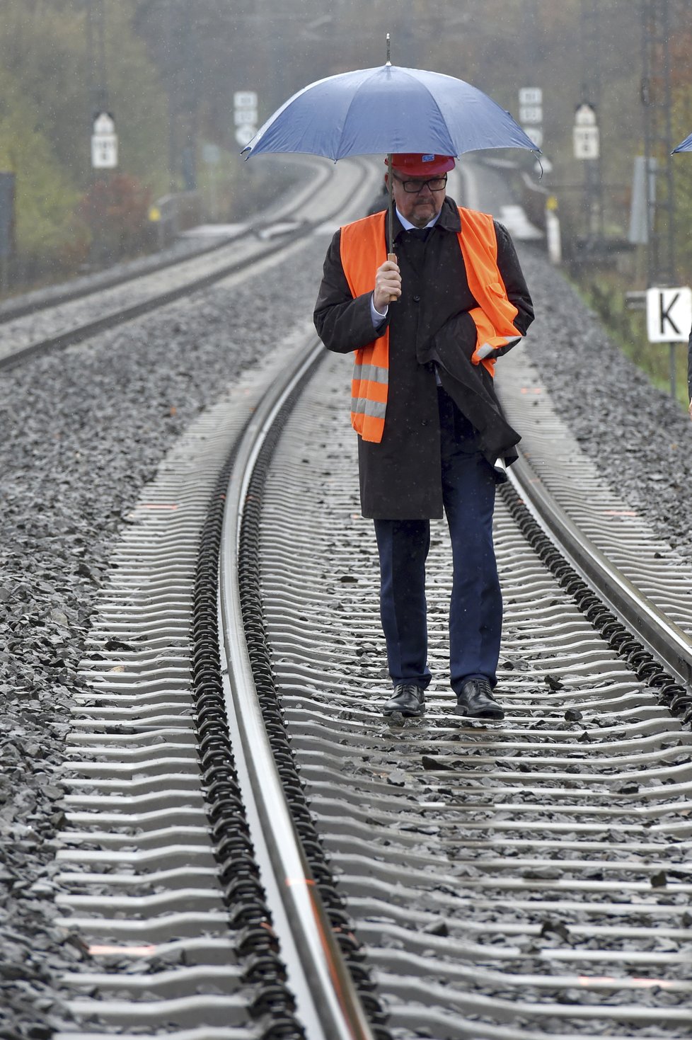 Ministr dopravy Dan Ťok si 16. dubna 2018 prohlédl železniční trať u Dalovic na Karlovarsku, kterou poškodil sesuv půdy pod kolejemi.