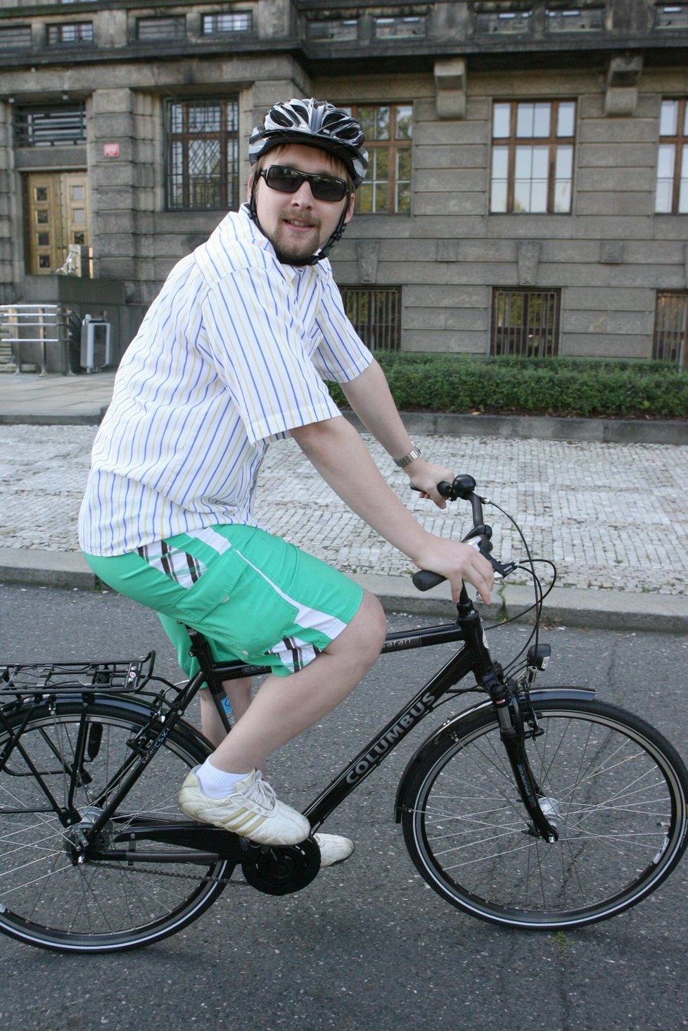 Někdejší ministr dopravy Pavel Dobeš v roce 2011 před svým úřadem na kole